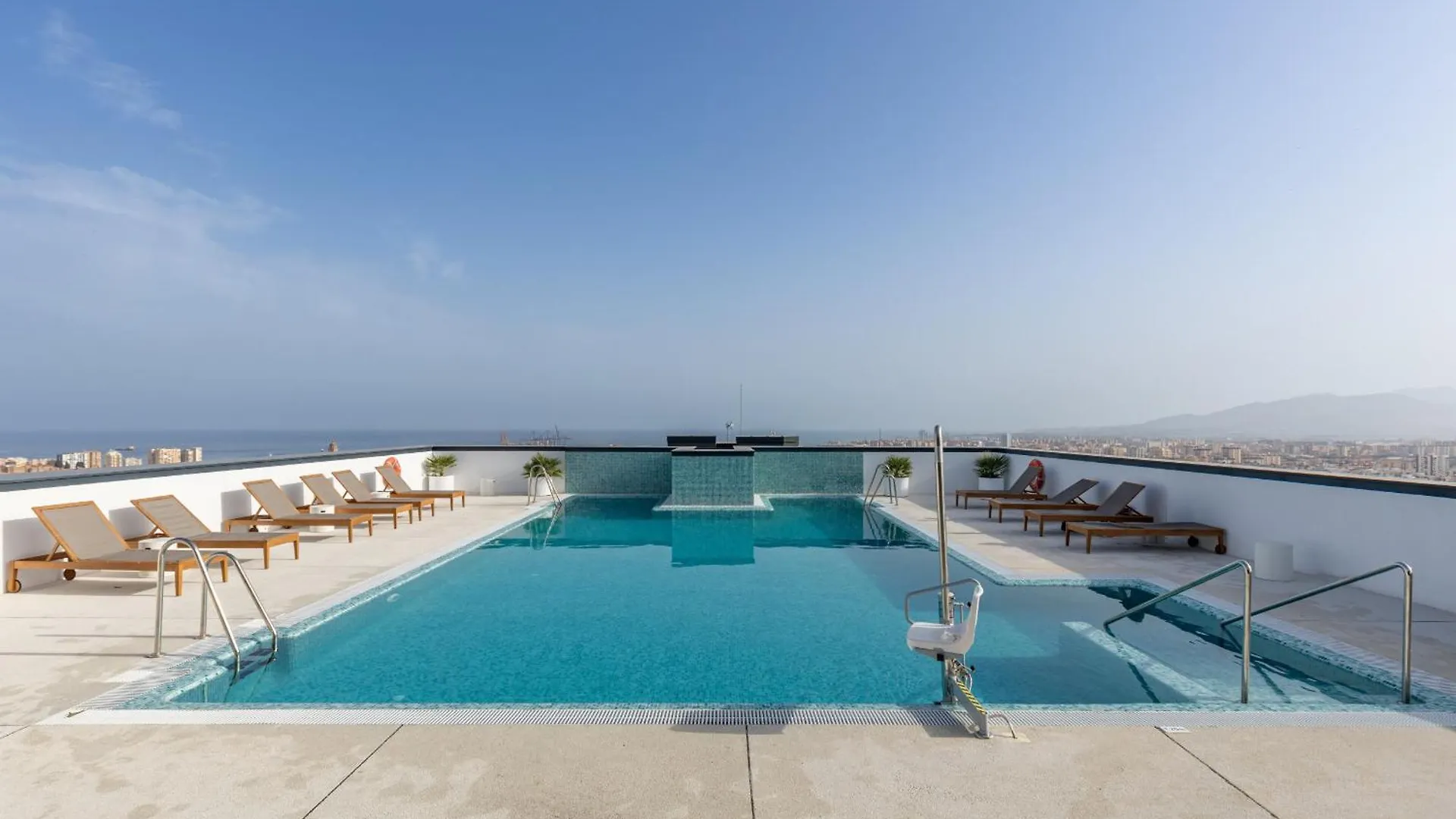 Malaga Skyline 5 Pool & Parking Free Apartamento 0*,  Espanha